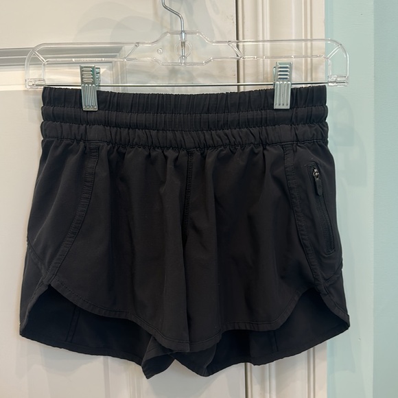 lululemon tracker short IV (color: black, size: 4) - Picture 2 of 4
